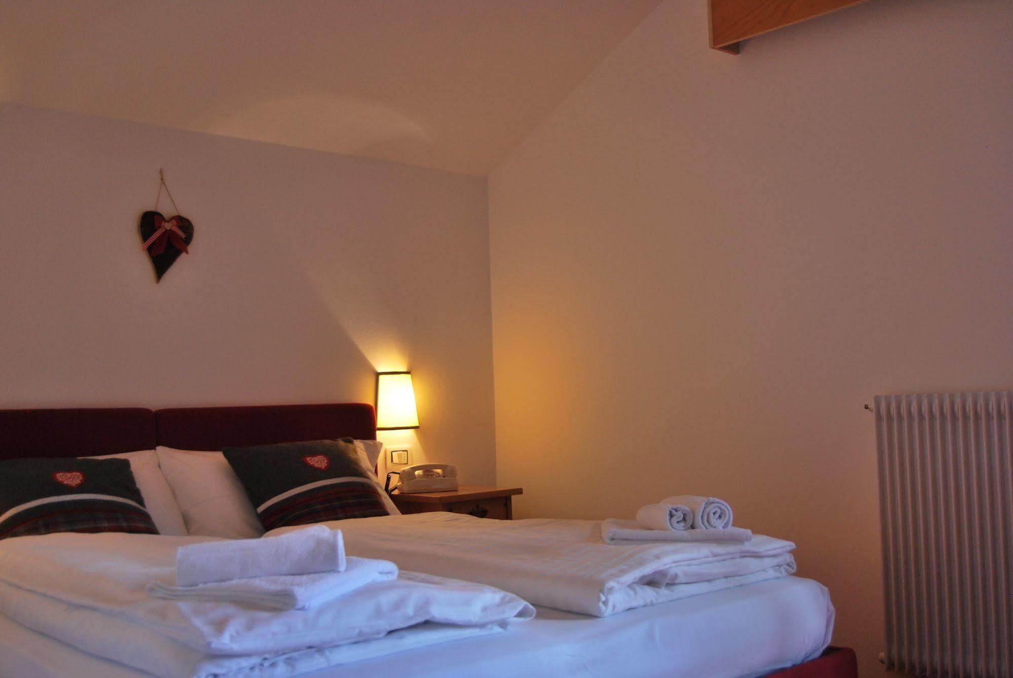 Hotel Alla Rocca Varena Exterior photo